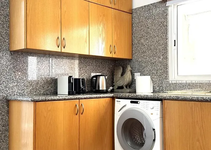 Modern 3bdr_top Floor_lux_suite_balcony *